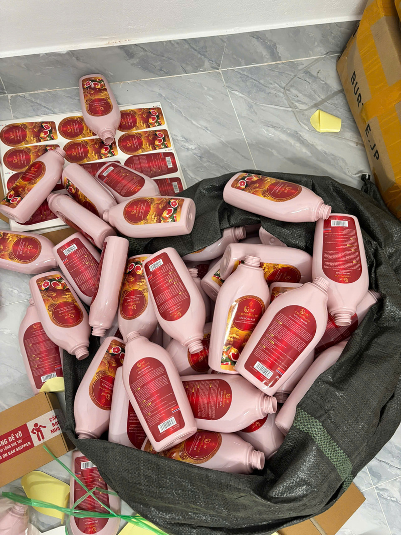 Hàng trăm chai nhựa được các đối tượng đặt mua trước khi đóng gói, làm giả sản phẩm bị công an thu giữ. Ảnh: Nguyễn Tuấn