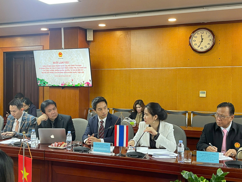 Ông Norasate Prachyakorn - Chủ tịch Ủy ban Phát triển Chính trị, Sự tham gia của công chúng, Nhân quyền, Tự do và Bảo vệ người tiêu dùng của Thượng viện Vương quốc Thái Lan (thứ 3 từ trái qua).