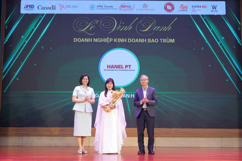 Bà Trần Thị Thu Trang - Chủ tịch SASAKI vinh dự nhận giải “Kinh doanh Bao trùm – phát triển bền vững” hạng A