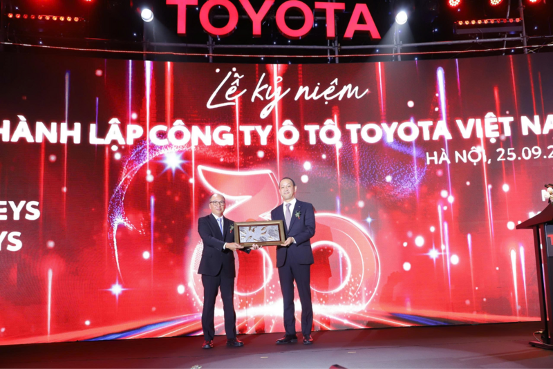 Ông Tiền Quốc Hào - Chủ tịch Công ty Toyota Châu Á trao quà kỷ niệm 30 năm thành lập Toyota Việt Nam.