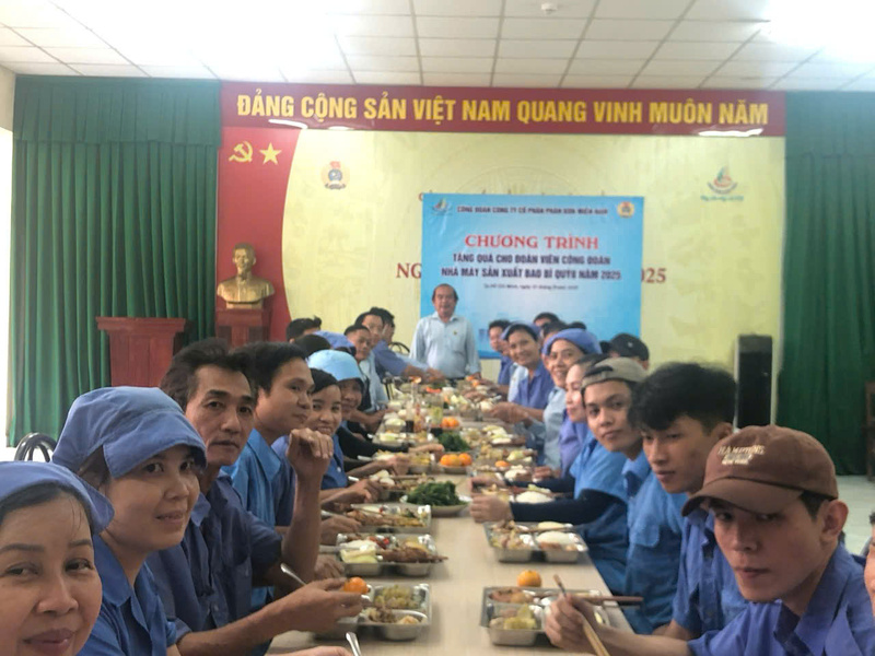 'Bữa cơm công đoàn': Mâm cơm gắn kết, chia sẻ yêu thương - 1