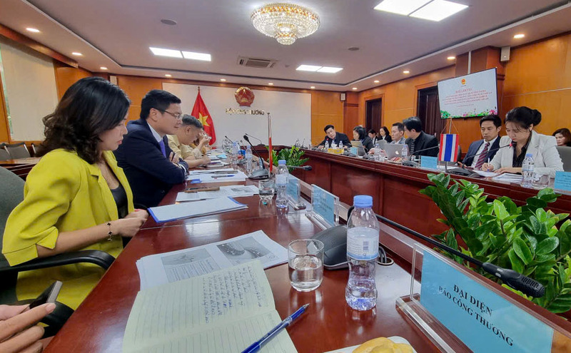 Các đại biểu trao đổi tại buổi làm việc.