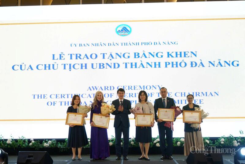 Tại hội nghị, TP. Đà Nẵng đã khen thưởng các tổ chức, cá nhân có những đóng góp tiểu biểu cho công tác hội nhập quốc tế thành phố giai đoạn 2021 - 2025.