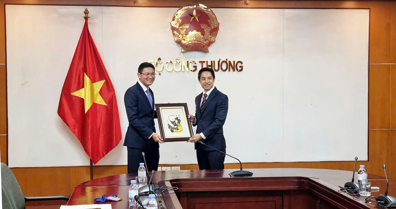 Hai Chủ tịch trao quà lưu niệm.