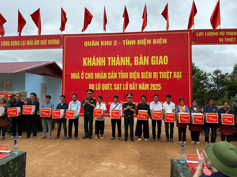 Bộ Chỉ huy Quân sự tỉnh Điện Biên tổ chức lễ công bố khách thành và bàn giao 80 ngôi nhà mới cho các hộ dân bị thiệt hại do lũ quét, sạt lở đất. Ảnh: Thủy Lan.