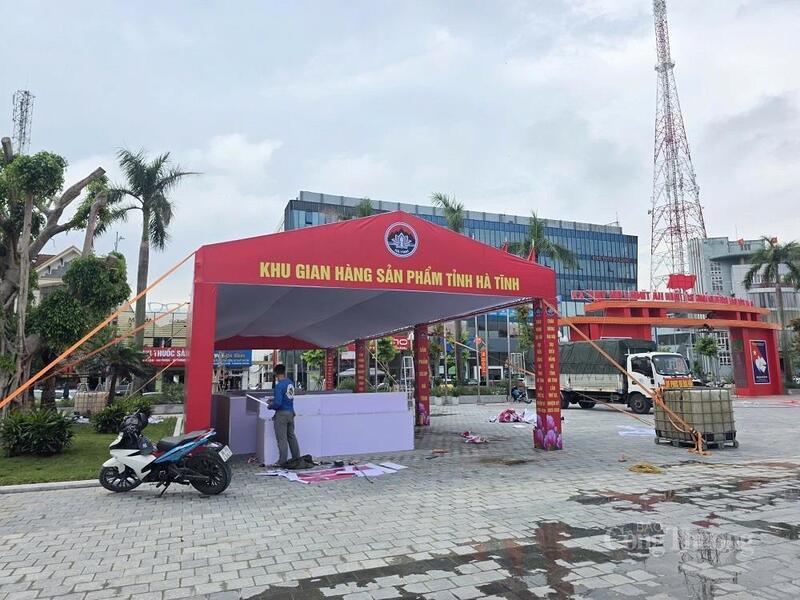 Gian hàng phục vụ Đại hội Đảng bộ tỉnh Hà Tĩnh lần thứ XX sẽ có 33 sản phẩm. Ảnh: Trọng Tùng.