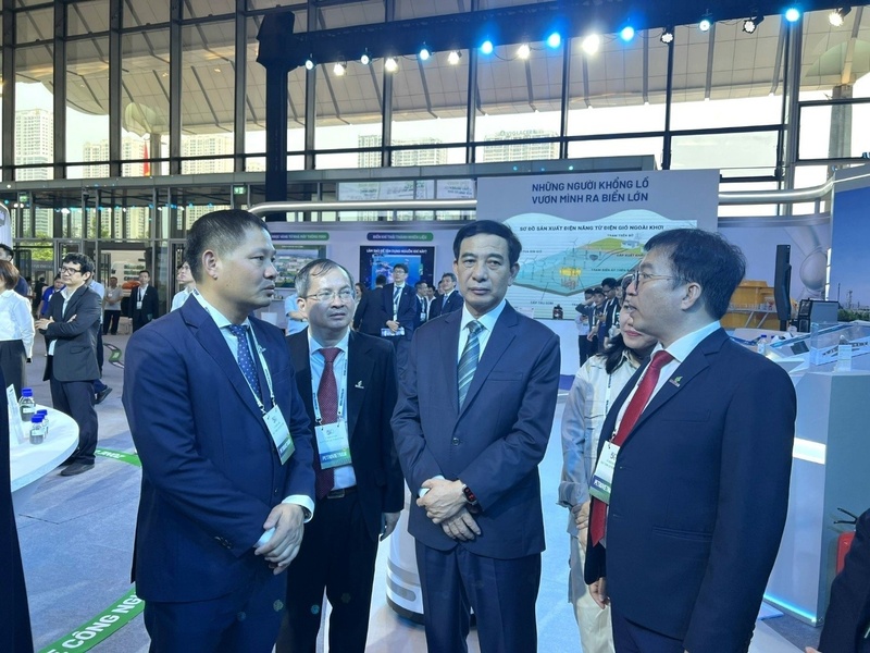 Ban lãnh đạo BSR báo cáo quá trình sản xuất, cung ứng nhiên liệu quốc phòng với Đại tướng Phan Văn Giang (Ảnh BSR)