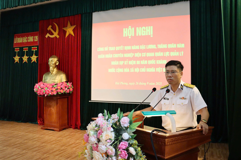 Đại tá Mai Xuân Hưởng, Bí thư Đảng ủy, Chính ủy Lữ đoàn phát biểu động viên và chúc mừng các đồng chí quân nhân chuyên nghiệp nâng lương, thăng quân hàm trong Lữ đoàn