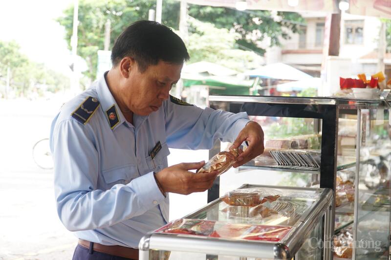 Kiểm tra các sản phẩm bánh trung thu bày bán tại cửa hàng.