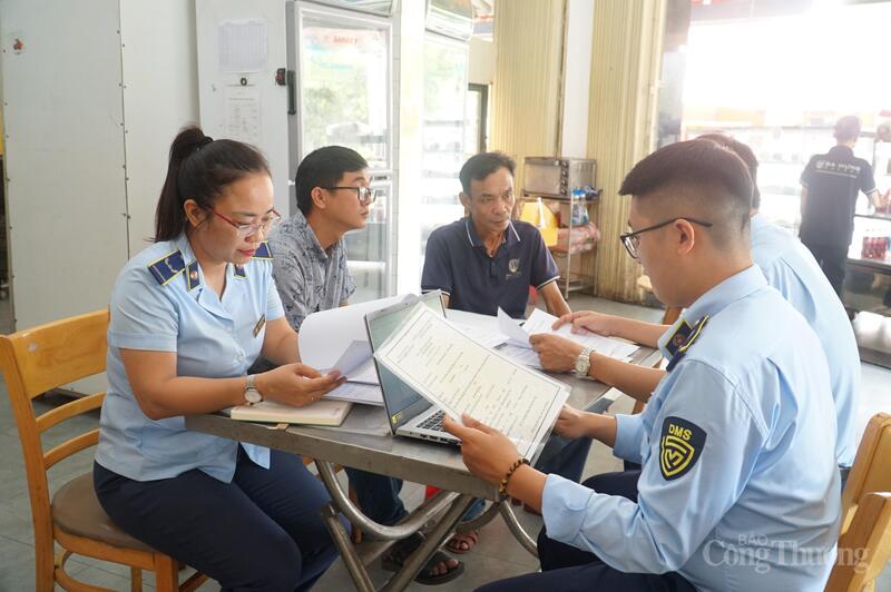 Ngoài kiểm tra, kiểm soát thị trường, lực lượng QLTT Đà Nẵng còn tăng cường tuyên truyền, hướng dẫn các cơ sở sản xuất, kinh doanh thực hiện đúng các quy định của pháp luật về an toàn thực phẩm, công bố tiêu chuẩn, công bố hợp quy sản phẩm, tuân thủ quy định về chất lượng hàng hóa.