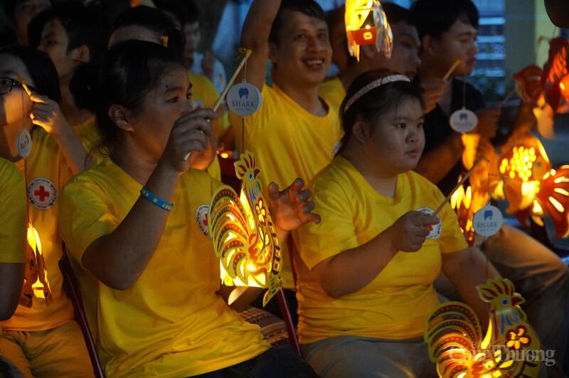 Tại chương trình, các em học sinh, các em trẻ mồ côi được trao tặng những đèn lồng cùng các phần quà bánh, kẹo, sữa...
