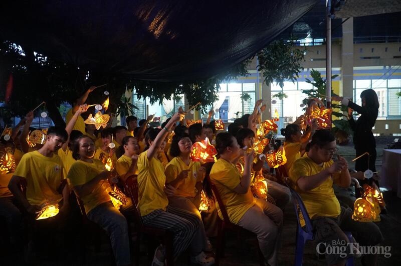 Chương trình mang đến không gian ấm áp, gắn kết, giúp học sinh khuyết tật, trẻ mồ côi và trẻ em có hoàn cảnh khó khăn có thêm niềm vui trong dịp Tết Trung thu, ngày hội của đoàn viên và sẻ chia yêu thương.