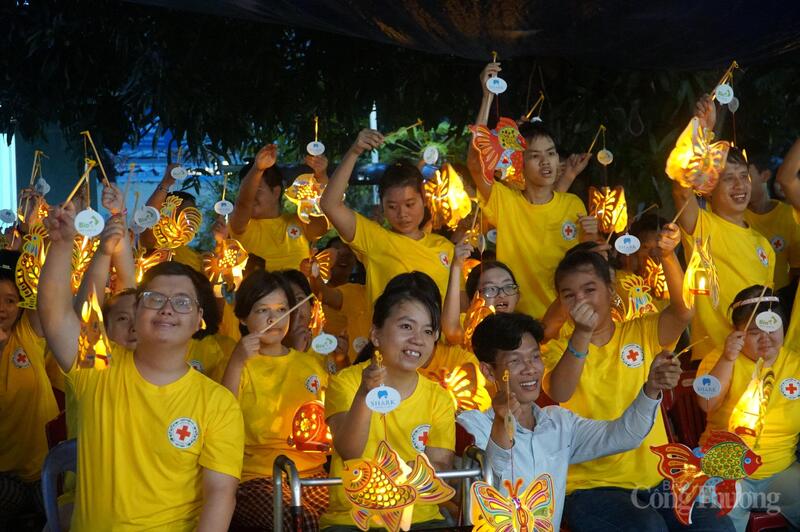 Các em học sinh khuyết tật tại Trung tâm Chăm sóc Người cao tuổi và Người khuyết tật Chữ thập đỏ Đà Nẵng rạng rỡ với đón Tết Trung thu sớm