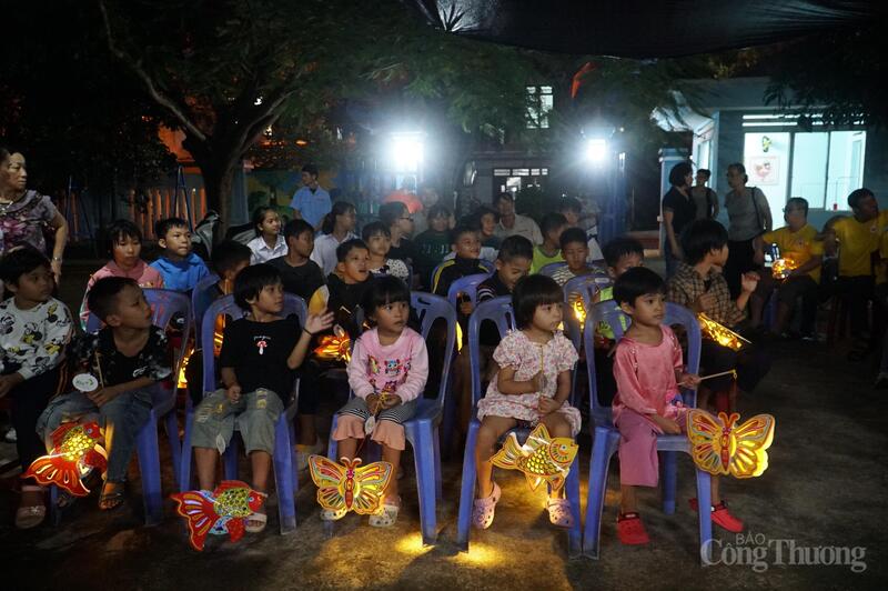 Các em nhỏ tại trung tâm nuôi dưỡng trẻ mồ côi Hoa Mai với những chiếc đèn lồng lấp lánh