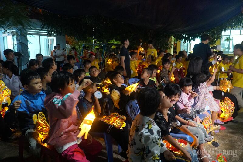 Tối 26/9, tại Trung tâm Chăm sóc người tao tuổi và người khuyết tại Chữ thập đỏ Đà Nẵng diễn ra chương trình “Đên hội trăng rằm 2025” dành cho 80 học sinh khuyết tật, trẻ em mồ côi tên địa bàn thành phố.