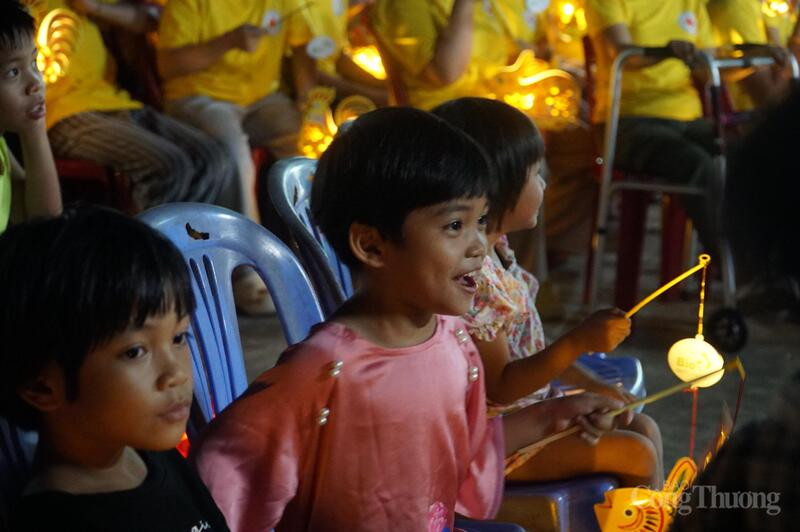 Nụ cười của một em hồn nhiên, tươi rói của em nhỏ khi xem biểu diễn múa lân