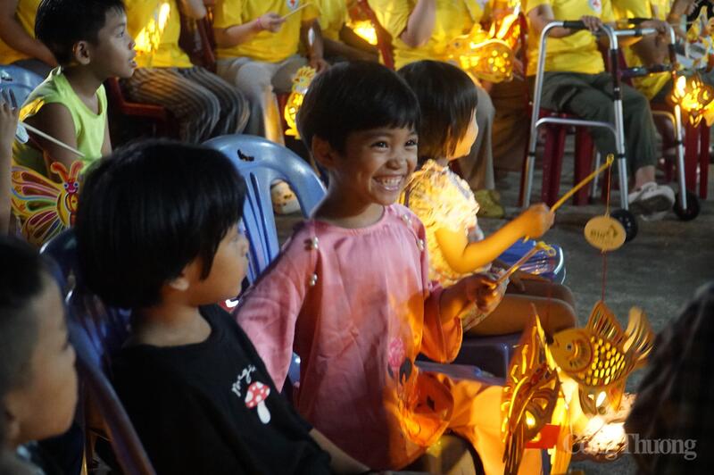 Những phần quà nhỏ nhưng đổi được những nụ cười rạng rỡ của em nhỏ