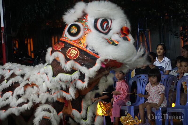 Các em nhỏ chăm chú xem lân sư tử biểu diễn