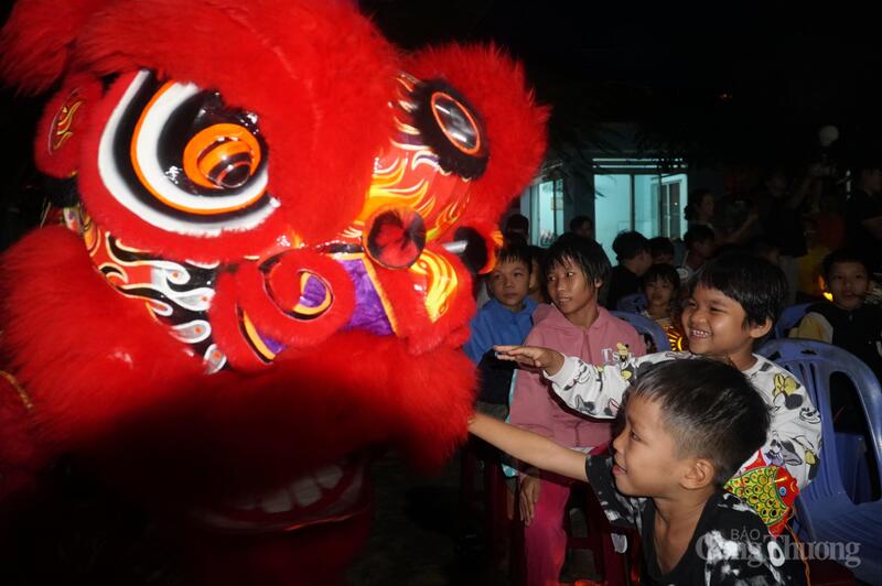 Các em nhỏ hào hứng khi được chạm vào lân sư tử