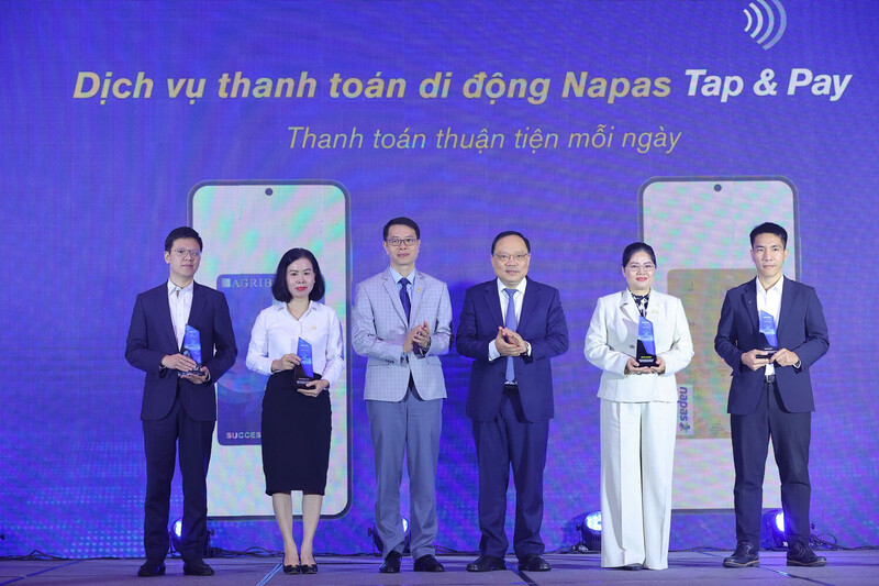 Ban tổ chức trao kỷ niệm chương cho các đơn vị đồng hành cùng chương trình. Ảnh: Duy Minh