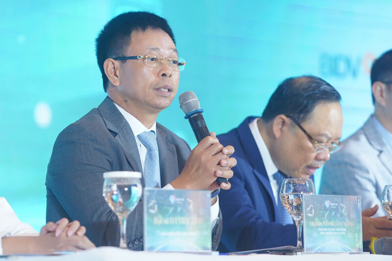 Nhà báo Phùng Công Sưởng, Tổng Biên tập báo Tiền Phong, đồng Trưởng Ban tổ chức trả lời câu hỏi của các phóng viên tại họp báo. Ảnh: Duy Minh