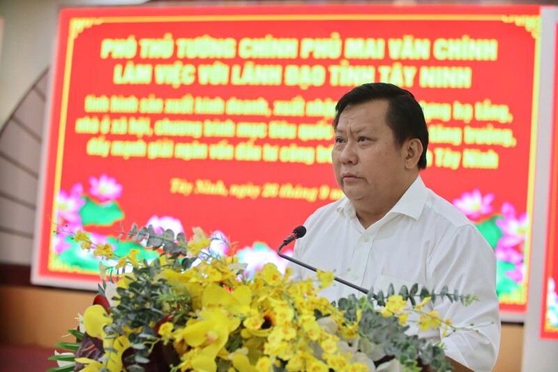 Ông Huỳnh Văn Sơn - Phó Chủ tịch UBND tỉnh Tây Ninh báo cáo tình hình phát triển kinh tế - văn hóa - xã hội tại địa phương. Ảnh: CTV.