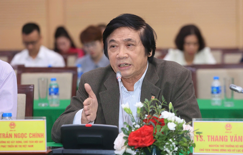 KTS Trần Ngọc Chính, nguyên Thứ trưởng Xây dựng, Chủ tịch Hội Quy hoạch phát triển đô thị Việt Nam trao đổi tại diễn đàn.