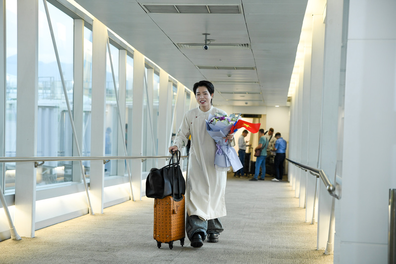 Đức Phúc xuất hiện ở cửa ra lúc 6h40 sáng nay 26/9 tại sân bay Nội bài sau chiến thắng vang dội từ cuộc thi âm nhạc quốc tế Intervision năm 2025.