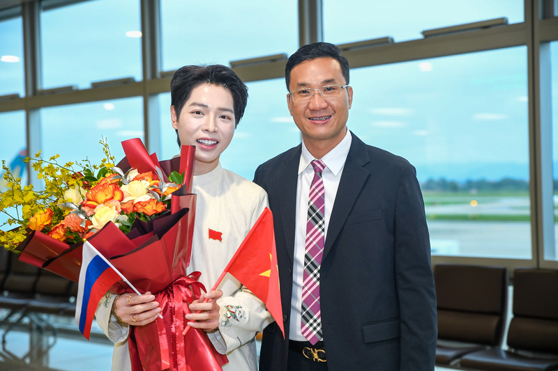 Ông Hà Minh Thắng - Phó Cục trưởng Cục Nghệ thuật biểu diễn kiêm trưởng đoàn Việt Nam tại Cuộc thi Âm nhạc quốc tế "Intervision" năm 2025 đã có mặt tại cửa máy bay chúc mừng nam ca sĩ.