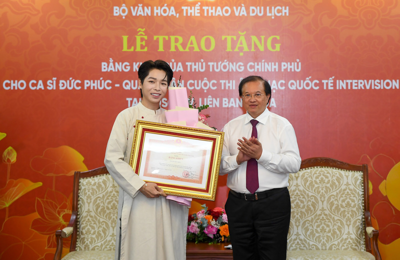 Thứ trưởng Bộ Văn hóa, Thể thao và Du lịch Tạ Quang Đông thừa ủy quyền của Thủ tướng Chính phủ trao Bằng khen cho ca sĩ Đức Phúc.