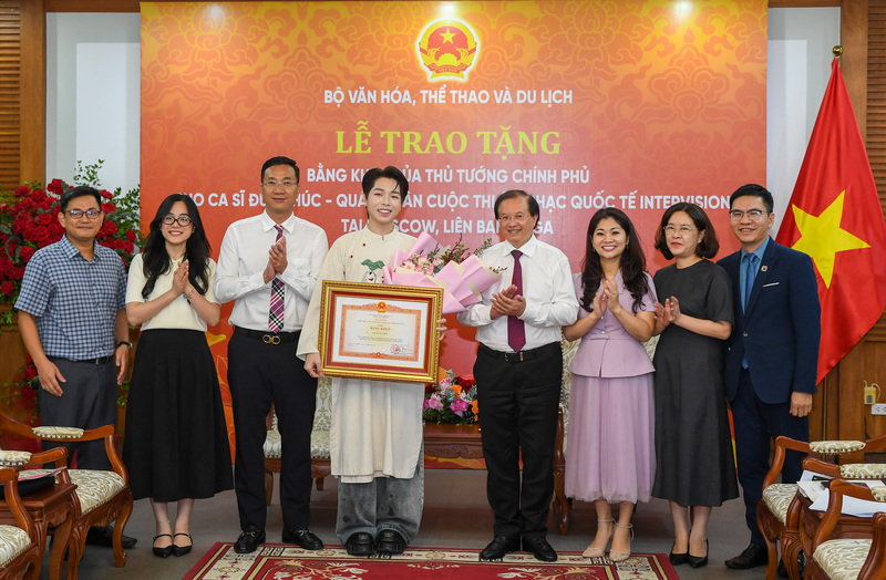 Thứ trưởng Tạ Quang Đông thay mặt Thủ tướng Chính phủ chúc mừng và biểu dương sự nỗ lực, tài năng của Đức Phúc, khẳng định thành tích này là niềm tự hào chung của nền văn hóa và âm nhạc Việt Nam.