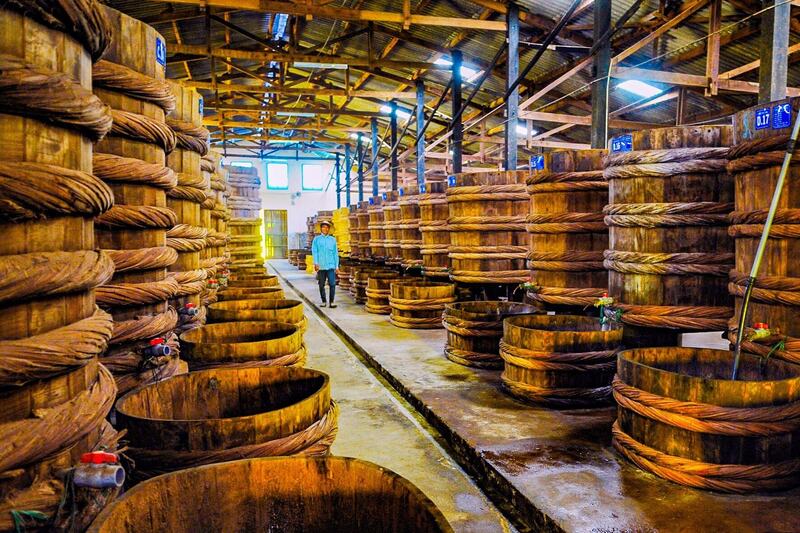 Một cơ sở sản xuất nước mắm truyền thống bằng thùng lều gỗ.