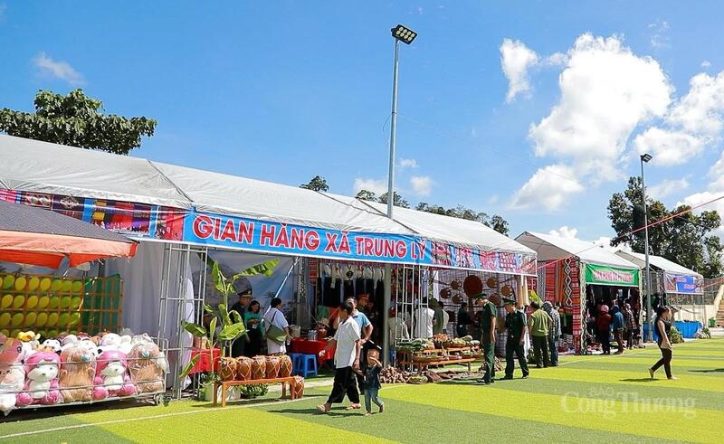 Các gian hàng từ nhiều xã miền núi đã trưng bày nhiều sản phẩm OCOP, đặc sản địa phương