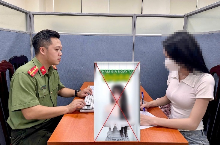 Cán bộ Phòng An ninh mạng và Phòng, chống tội phạm sử dụng công nghệ cao, Công an TP. Hà Nội làm việc với người vi phạm. Ảnh: Công an TP. Hà Nội