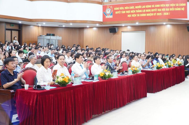 Các đại biểu, nhà khoa học, sinh viên tham dự hội thảo. Ảnh: Minh Trang
