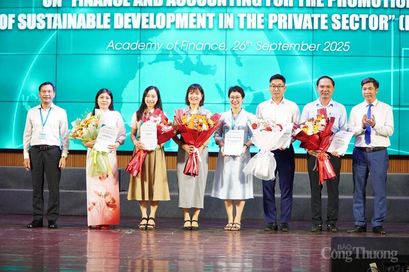 Hội đồng chuyên môn đã trao giải cho 9 bài tham luận xuất sắc tại hội thảo. Ảnh: Minh Trang