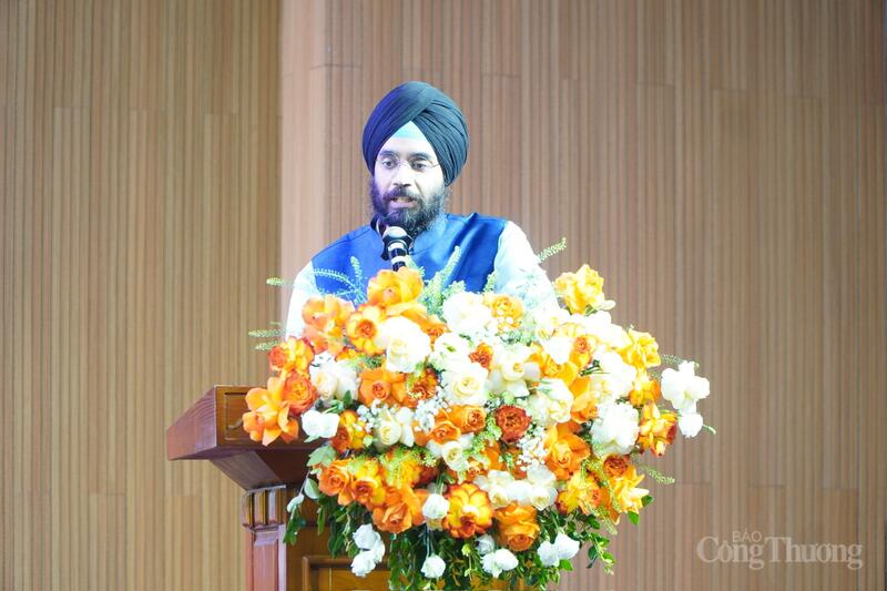 Diễn giả Prakarsh Singh - Giáo sư Kinh tế, Đại học Plaksha (Ấn Độ) chia sẻ tại Hội thảo
