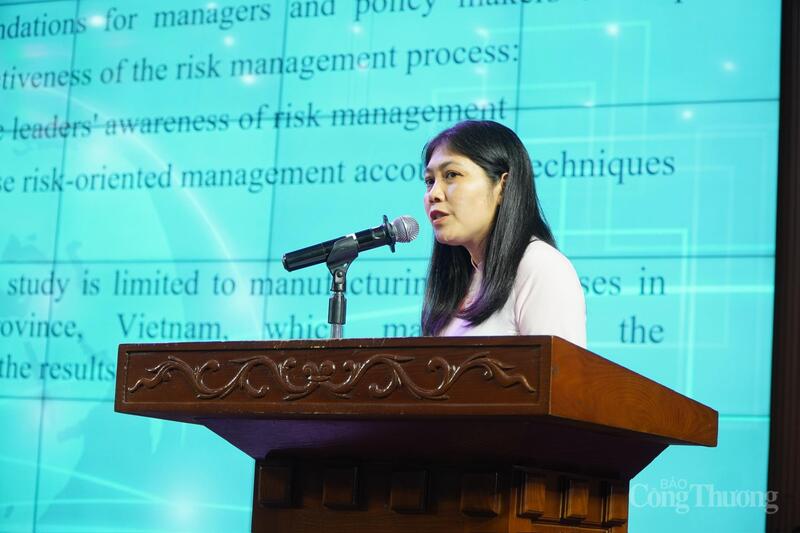 TS. Phan Thị Thúy Nga (Đại học Tài chính Kế toán) trình bày tham luận tại Hội thảo