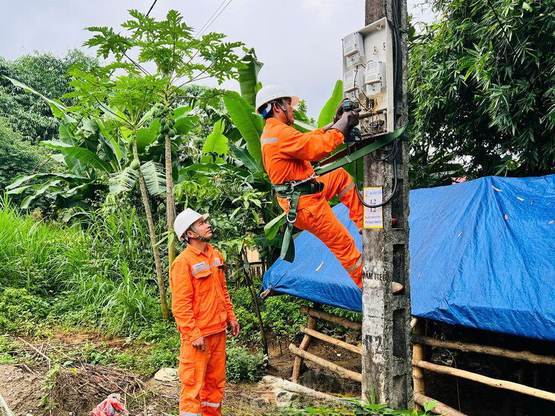 Đội quản lý Điện lực khu vực Tân Uyên (PC Lai Châu) lắp đặt công tơ điện tử đo xa phục vụ khách hàng. Ảnh: PCLC