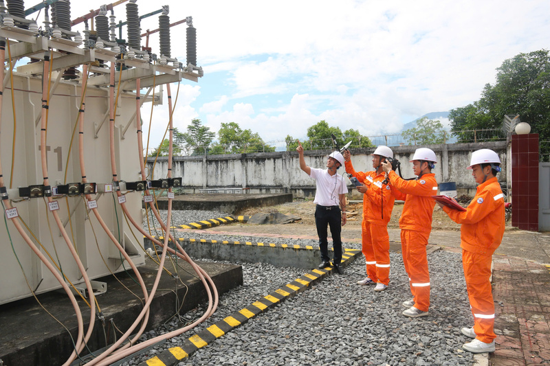 Công nhân Xí nghiệp lưới điện cao thế Lai Châu kiểm tra vận hành trạm 110kV bằng camera nhiệt