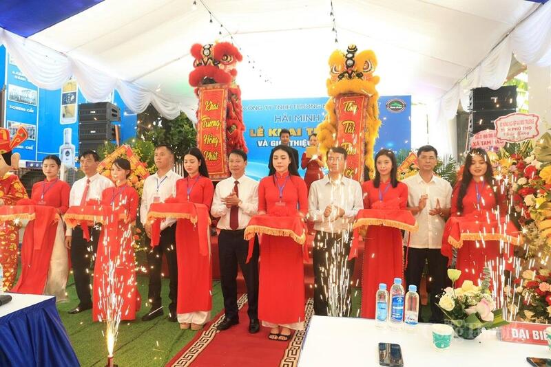 Phó Chủ tịch UBND tỉnh Phú Thọ Nguyễn Khắc Hiếu cùng các đại biểu cắt băng khai trương giới thiệu sản phẩm của Công ty TNHH Kinh doanh Thương mại Sản xuất Hải Minh Anh.