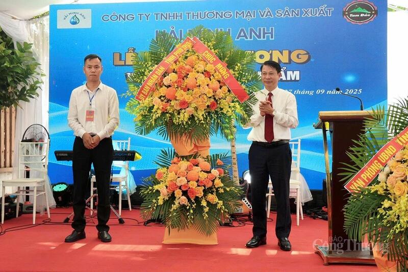 Phó Chủ tịch UBND tỉnh Phú Thọ Nguyễn Khắc Hiếu tặng hoa chúc mừng Công ty TNHH Kinh doanh Thương mại Sản xuất Hải Minh Anh.