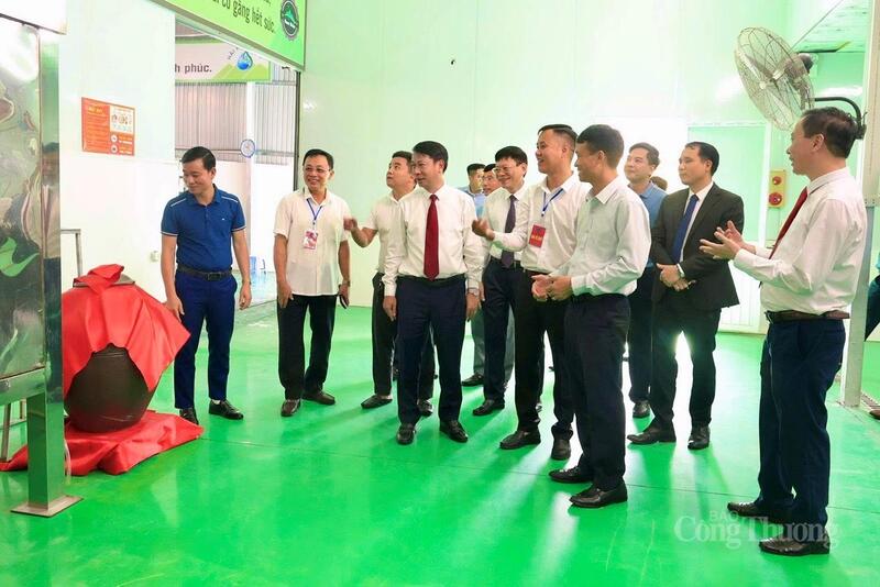 Các đại biểu tham quan xưởng sản xuất và khu trưng bày sản phẩm của Công ty TNHH Kinh doanh Thương mại Sản xuất Hải Minh Anh.