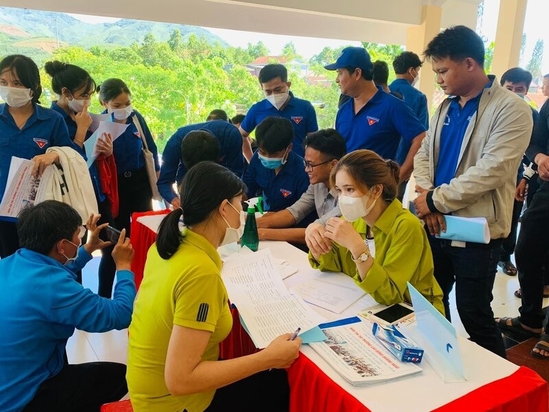 Quảng Ngãi tăng cường công tác tuyên truyền để người lao động dân tộc thiểu số, miền núi tiếp cận với nhiều cơ hội việc làm. Ảnh: Đông Huyền