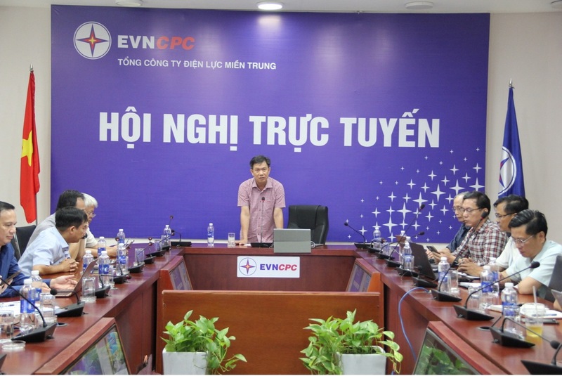 Ông Nguyễn Hữu Khánh, Phó Tổng giám đốc, Trưởng Ban chỉ huy Phòng chống thiên tai và Tìm kiếm cứu nạn EVNCPC chỉ đạo tại cuộc họp. Ảnh: Bình An