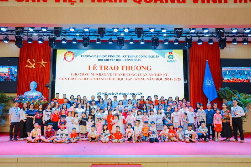 Lễ trao thưởng cho cán bộ viên chức bảo vệ thành công luận án tiến sỹ, con cán bộ, viên chức, người lao động có thành tích học tập trong năm học 2024-2025.