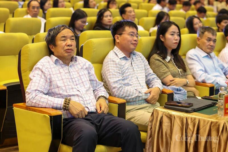 Các đại biểu tham dự hội nghị
