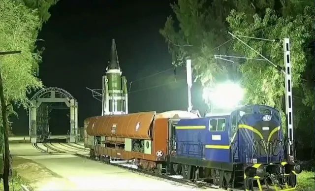 Bệ phóng tên lửa Agni-P đặt trên toa xe lửa. Ảnh: Topwar