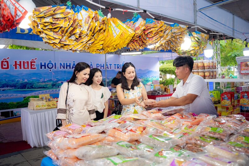 Người tiêu dùng thăm quan, mua sắm các sản phẩm nông sản, đặc sản của tỉnh Tây Ninh tại hội nghị kết nối cung cầu giữa thành phố Huế với các tỉnh, thành năm 2025. Ảnh: Nguyễn Tuấn