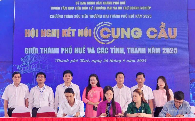Đại diện các nhà phân phối và các đơn vị sản xuất ký biên bản về tiêu thụ sản phẩm. Ảnh: Nguyễn Tuấn